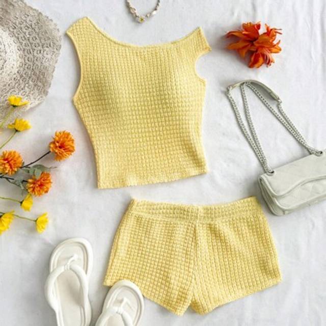 Soleia 2pcs/Set Women&#39;s Holiday Summer Yellow Puff Knit Cropped Halter Top And Ultra Low-Waist Tight Shorts, Suitable For Party, Music Festival, Valentine&#39;s