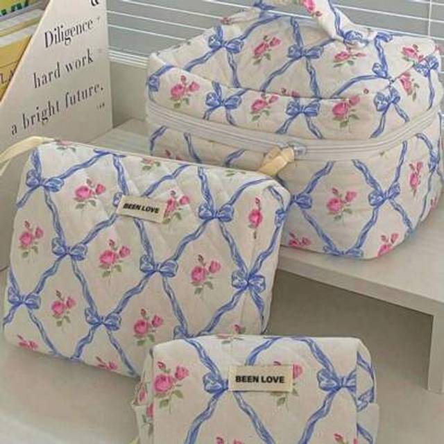 SHEIN 1Pc/Set Bow Knot & Rose Design Quilting Cosmetic Bag, Fashionable Portable Makeup Bag, Multi-Functional Storage Bag For Lipstick, Sanitary Napkin, Coi