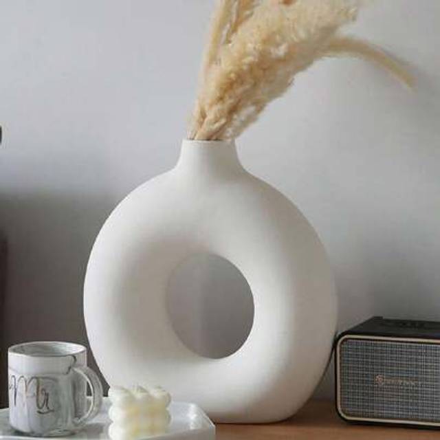 SHEIN 1pc White PP Material Anti-Drop Vase, Nordic Style White Plastic Vase, Boho Decorative Flower Vase, Modern Minimalist Home Decor, Creative Tabletop Fl