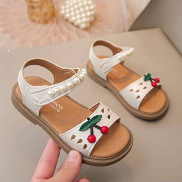 SHEIN 1 Pair Girls Cherry & Pearl Decor Hollow Design Cute Non-Slip Sandals, Suitable For Summer
