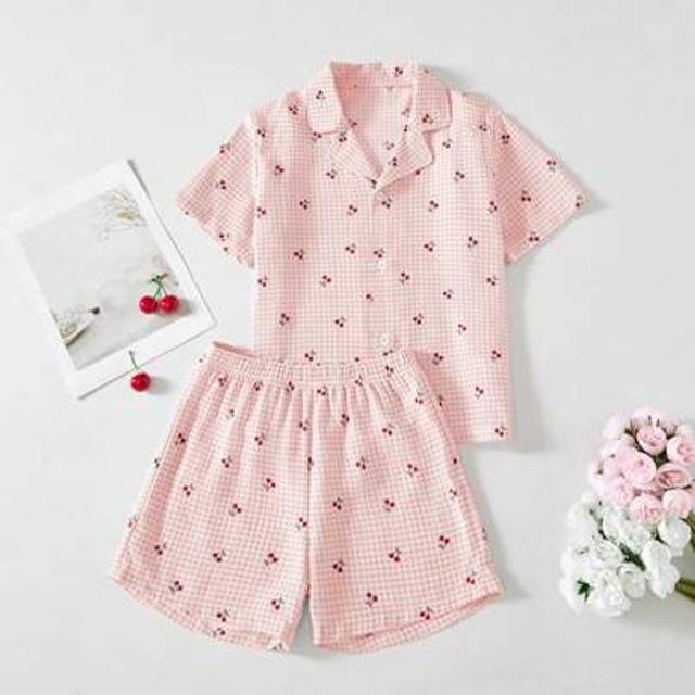 SHEIN Two Pieces Cute Foam Pleated Cherry Print Girls&#39; Pajamas, Soft And Comfortable Fabric With Lapel Design, Very Suitable For Pajama Parties And Relaxed
