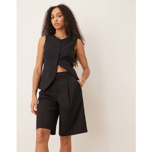 Gina Tricot – Svarta, figursydda, långa bermudashorts-Svart/a