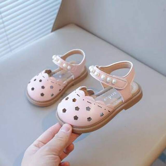 SHEIN 1 Pair Girls Summer New Fashion Toddler/Baby Princess Pearl Hollow Closed Toe Flat Sandals, Non-Slip Soft Bottom