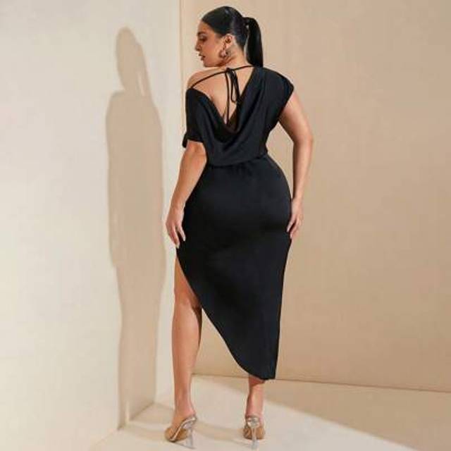 SHEIN Plus Size Women&#39;s Elegant Black Gathered Asymmetric High Slit Satin Dress, Backless, Swing Collar Dress Suitable For Daily, Commuting, Going Out, Dati