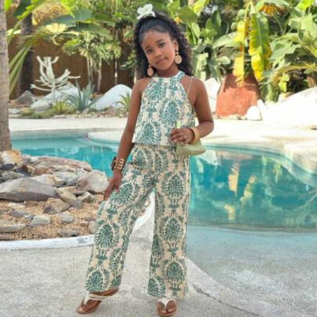 SHEIN 2pcs Tween Girl Vacation Basic Halter Blouse + Wide-Leg 3/4 Pants Floral Woven Set