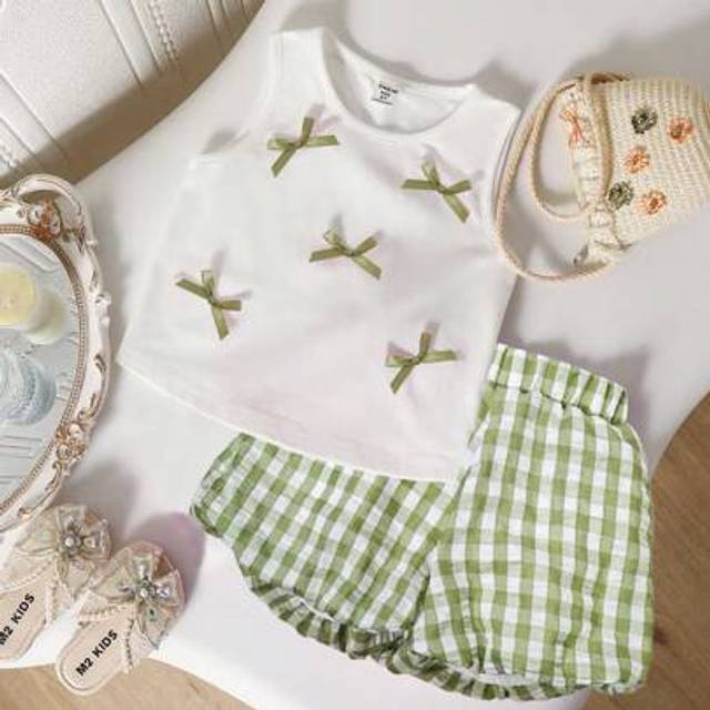 SHEIN 2pcs/Set Young Girls&#39; Cute Bowknot Decor Camisole With Girly Plaid Shorts, Fresh Summer Vacation, Beach, Outing