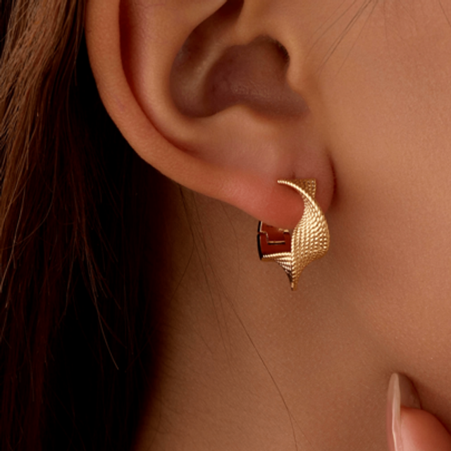 SHEIN 1 Pair Of Elegant And Stylish Gold Plated Twisted Design Wave Hoop Earrings For Women&#39;s Daily And Vacation Wear