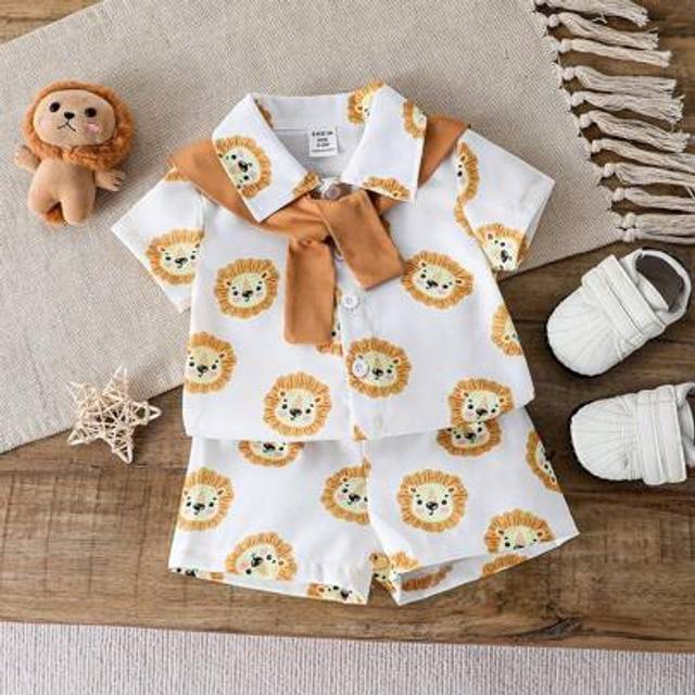 SHEIN Baby Boy 2-Piece Outfit: Cute Lion Print Short Sleeve Shirt And Shorts With Shawl, Casual And Adorable, Suitable For Outings, Perfect For Summer