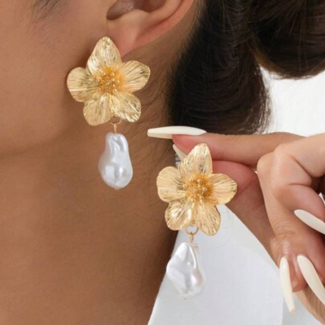 SHEIN 1 Pair Elegant Multicolor Dopamine Inspired Golden Floral With Faux Pearl Stud Earrings, Wedding Gift For Women