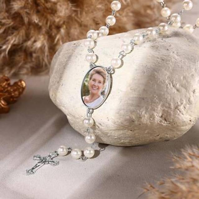 SHEIN 1pc Personalized Beads Cross Necklace With Photo Memorial Gift For Women,Custom Photo Beads Necklace, Personalized Cross Memorial Gift, Unique Keepsak