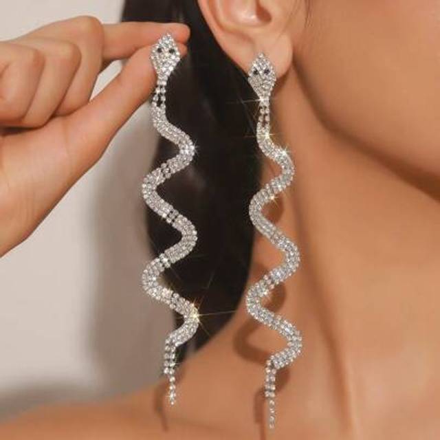 SHEIN 1pair Exaggerated & Gorgeous 3d Small Snake Earrings With Shiny Rhinestones & Tassels, Stylish & Personalized Snake-shaped Dangle Earrings For Women&#39;s