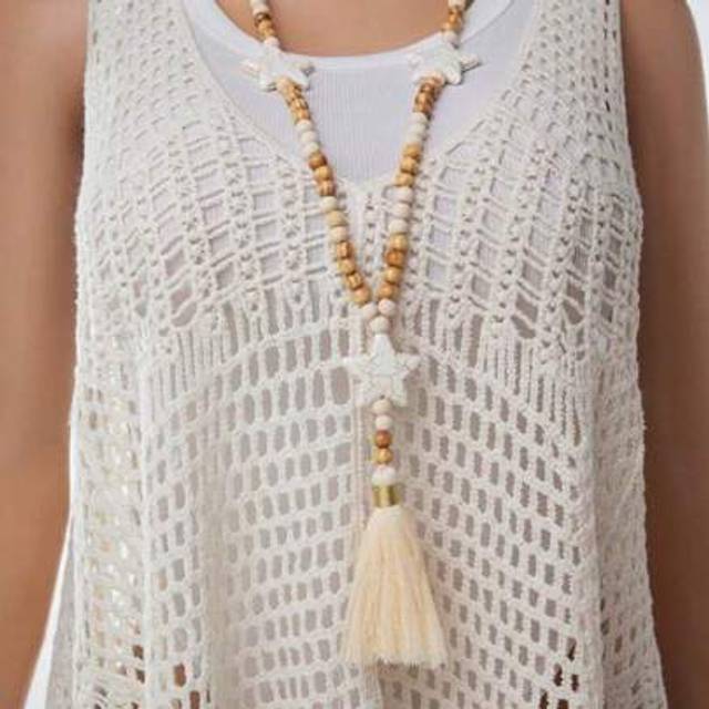 SHEIN 1pc Women Star Wooden Bead Tassel Long Sweater Chain Necklace, Fashion Versatile Pendant (Random Star/Bead Texture)
