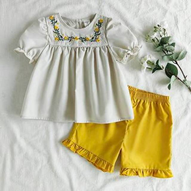 SHEIN 2pcs/Set Young Girl Casual Vintage Floral Embroidery Short Sleeve Blouse And Shorts Set, Suitable For Summer And Outdoor Holiday