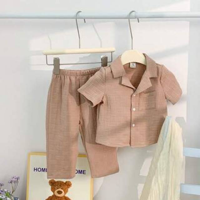 SHEIN Baby Boy Casual Korean Style Plain Jacquard Collar Short Sleeve Cardigan And Pants 2Pcs Set, Suitable For Home, Outing And Vacation In Summer