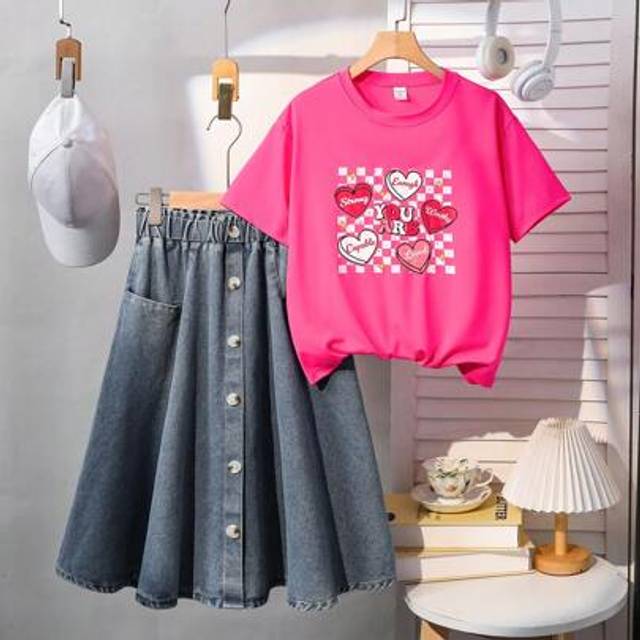 SHEIN Tween Girls Checkerboard Heart Print T-Shirt & Denim Pocket Button Decorative A-Line Skirt Set