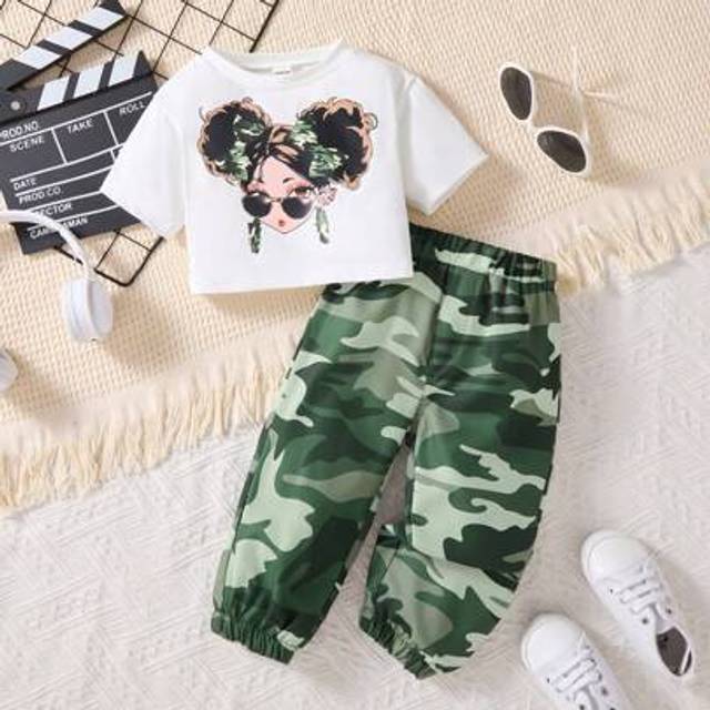 SHEIN 2pcs/Set Baby Girls Cute Personality Cool Graphic Tee Shirt And Comfortable Camouflage Pants, Spring/Summer Daily Casual Sibling Outfits (2 Sets Sold