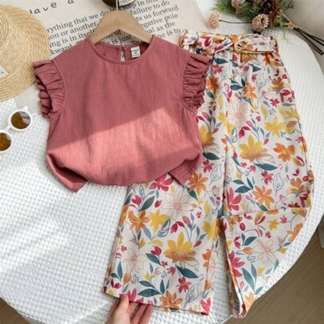 SHEIN Young Girl 2 Pieces Set: Knitted Solid Color Ruffle Collar Top And Woven Ditsy Floral Loose Pants SummerÂOutfits