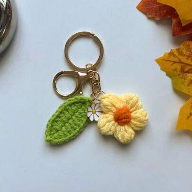 SHEIN 1pc Handmade Delicate Cream Puff With Small Yellow Flowers & Green Leaves Design Keychain, Casual Cute Elegant Keyring, Great For Party, Commute, Trav