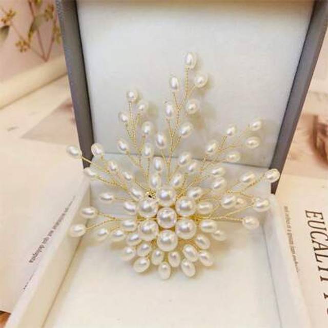 SHEIN 1pc Western Fashion Quality Charm Retro Jewelry Handmade Faux Pearl Gold Brooch Pin, Luxurious Floral Brooch For Women, Suitable For Summer, Beach, We