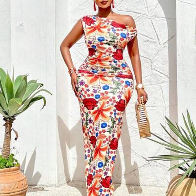 SHEIN Summer Plus Plus Plus Size Women&#39;s Daily Leisure Vacation Date Sexy Romantic Sloping Shoulder Pleated Bag Long Length Dress (Random Pattern)