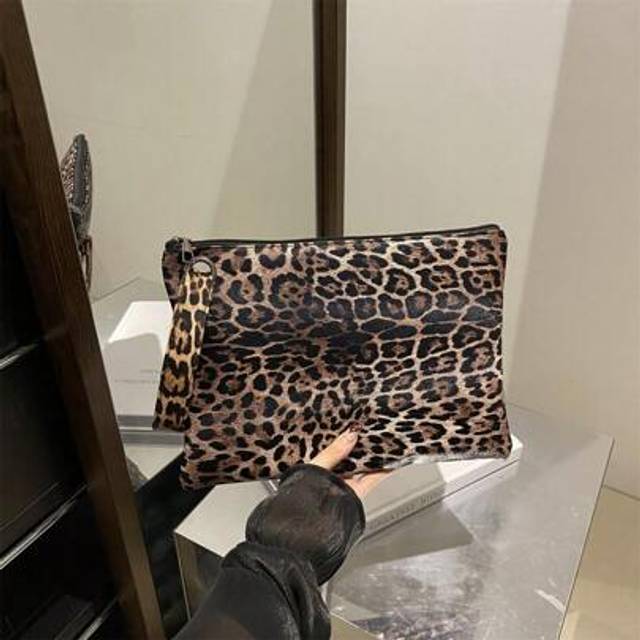 SHEIN Random Print Leopard Pattern Clutch Bag For Women