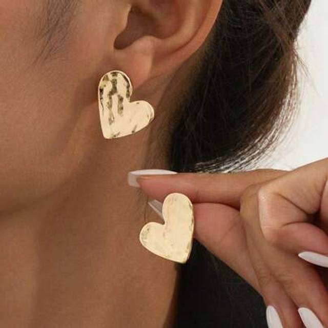 SHEIN 1 Pair Asymmetrical Metallic Textured Heart Shaped Stud Earrings For Women, Gifts For Girlfriend On Valentine&#39;s Day Valentines,Mom,Mother,Mother&#39;s Day