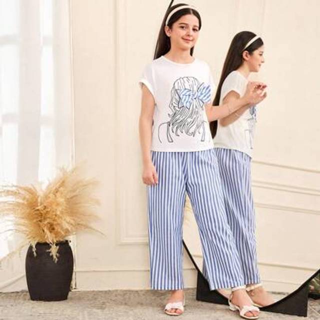 SHEIN Tween Girls Casual Home Vacation Loose Round Neck Drop Shoulder Cartoon Girl Print 3D Bowknot Decor Round Neck Knit Top And Woven Striped Pants Set