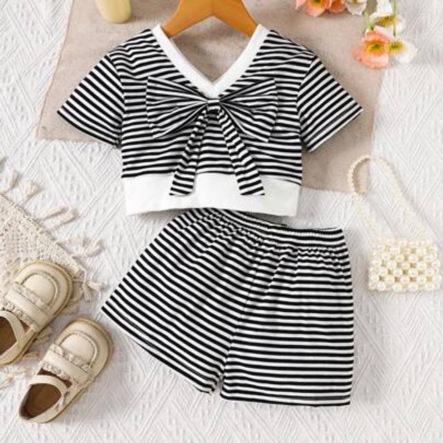 SHEIN 2pcs/Set Baby Girl V-Neck Striped Bow Short Sleeve Tee And Striped Shorts Outfit, Suitable For Spring & Summer Outdoor Wear