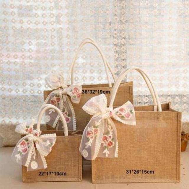SHEIN 1pc Burlap Tote Bag With Lace Ribbon And Handle Shopping Bag, Beach Bag Holiday Gift For Loved Ones Jute Gift Handbags For Wedding, Bridesmaid, Grocer