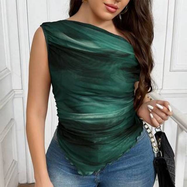 SHEIN Plus Size Women&#39;s Minimalist Romantic Asymmetrical Neck Sleeveless Fitted Tie-Dye Print Asymmetrical Blouse