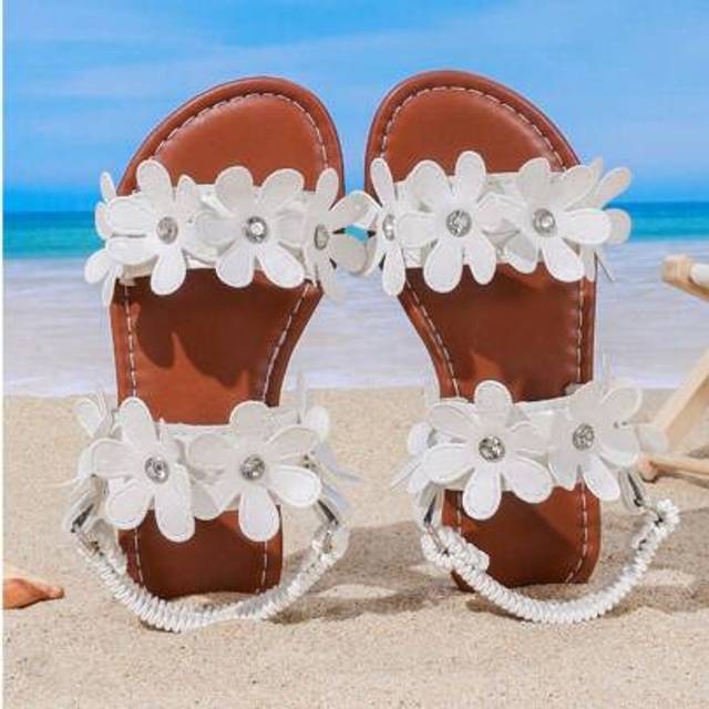 SHEIN Summer Kids White Flower Decorated Sandals Cute Fashion Toddler Girls Open Toe Anti-Slip Beach Walking Shoes
