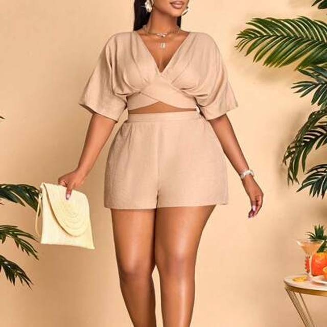 SHEIN Plus Size Women Solid Color Bat Sleeve V-Neck Cropped Top And Shorts Two Pieces Set