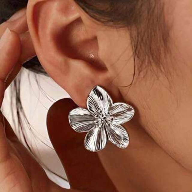 SHEIN 2pcs Golden Stainless Steel Women Earrings With Flower & Five-Leaf Clover, Suitable For Gift, Party And Team-Building