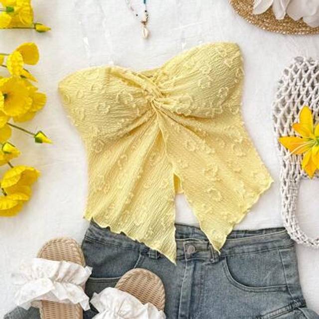 SHEIN Teen Girls Valentine&#39;s Day Resort Style Mustard Yellow Textured Tube Top With Front Twist, Frill Trim Fitted Blouse. Suitable For Afternoon Tea, Stree