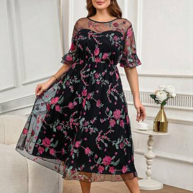 SHEIN Curve Plus Size Women&#39;s Romantic Elegant Daily Round Neck Lotus Leaf Short Sleeve Mesh Embroidery Waist A-Line Long Dress,Graduation Dress,Wedding Gue