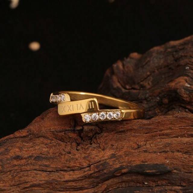 SHEIN 1pc Stainless Steel Roman Numeral Ring With 18K Gold Plating & Small Diamond Accents, Suitable For Women&#39;s Daily Wear, Weddings, Gift For Wife/Mother