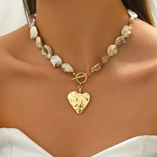 SHEIN 1pc Summer Ocean Style Natural Seashell Beaded Necklace With Fashionable Gold Metal Heart Pendant Choker, Suitable For Daily Wear, Beach Travel, Datin