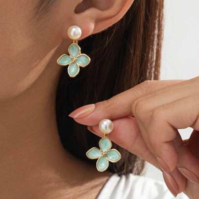 SHEIN 1 Pair Vintage Elegant Detailed French Style Pale Green Faux Pearl 4-Leaf Flower Stud Earrings, Suitable For Women Romantic Dates/Daily/Wedding Matchi