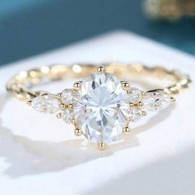 SHEIN 1pc Shiny Halo Engagement Ring, Round Cut Cubic Zirconia Elegant Wedding Ring, Suitable For Women And Girls