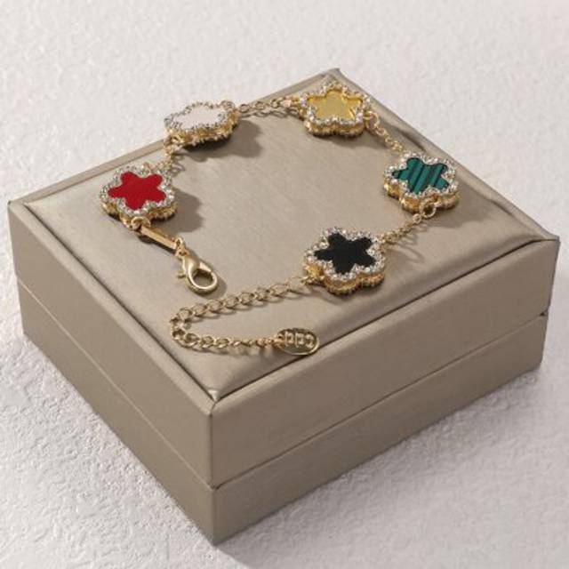 SHEIN 1pc Red Clover With Rhinestone Detailing Fashionable Elegant Women&#39;s Bracelet Valentines