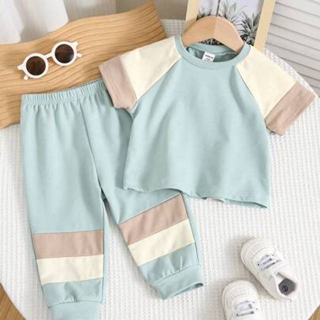 SHEIN 2pcs Baby Boy Decorative Snap Patch Round Neck Raglan Sleeve Loose T-Shirt Top And Elastic Waist Pants Set, Suitable For Spring And Summer