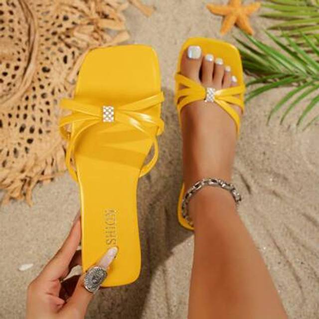 SHEIN Wide Fit Women&#39;s Cross Strap Rhinestone Decor Slide Yellow Sandals - Comfortable Lightweight Flat Beach Shoes, Blingbling Vacation Style Slippers For