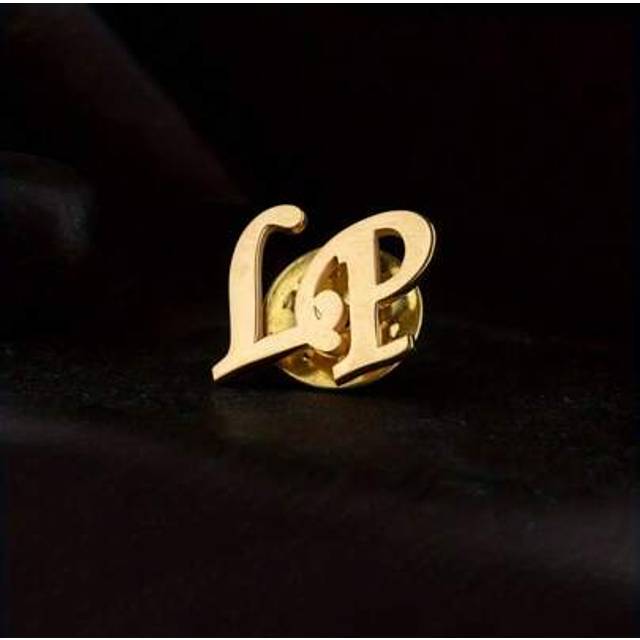 SHEIN 1pc Custom Double Letter Brooch, Stainless Steel Minimalist Personalized Brooch For Men&#39;s Suit Accessory, English Only,Durable,Vintage,Casual,Hipster,