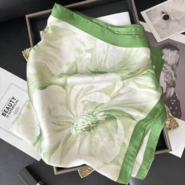 SHEIN 1pc Women Elegant/Vintage Fashion Printed Thin Style Faux Silk Scarf/Satin Square Scarf, Bandana,Women Neck Scarf,Shawl, Light And Thin Comfortable Wo