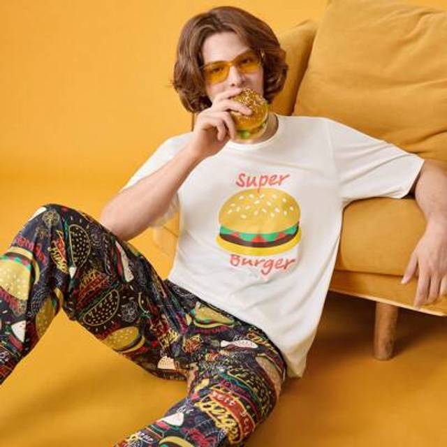 SHEIN Men&#39;s Hamburger & French Fries Print Short Sleeve Pajamas Set