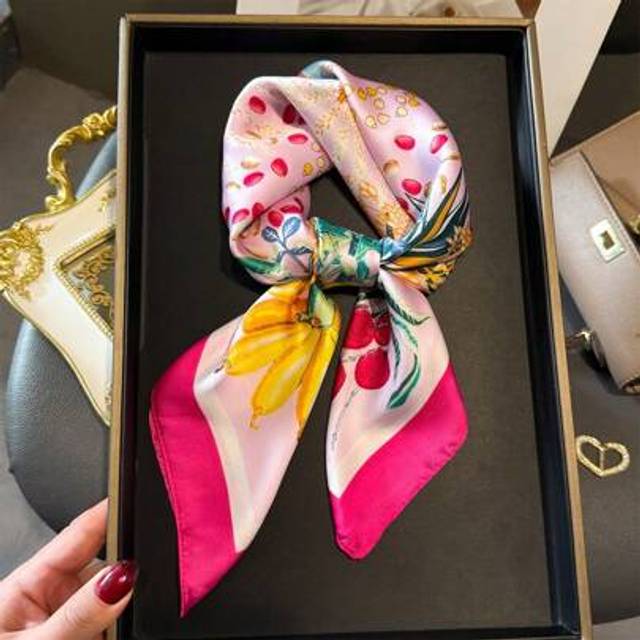SHEIN 1pc Women&#39;s Elegant/Vintage Fashion Printed Thin Style Faux Silk Scarf/Satin Square Scarf, Bandana, Women&#39;s Neck Scarf, Shawl, Light And Thin Comforta