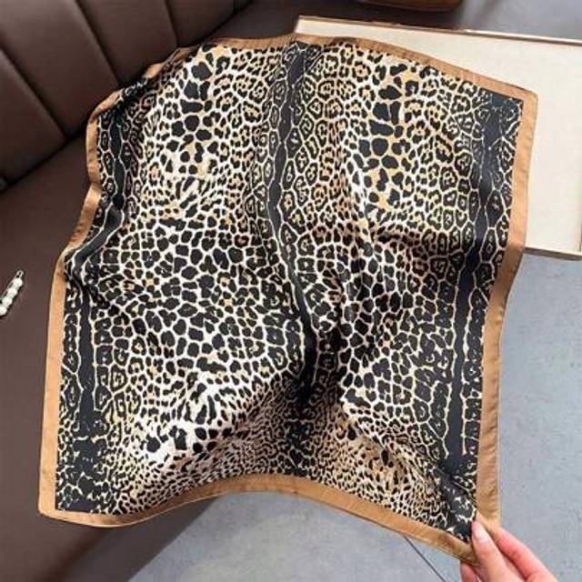 SHEIN 1pc Luxury Brand Leopard Print Bandana Square Scarf Women&#39;s Imitation Silk Scarf Casual Versatile Decoration Small Neck Scarf
