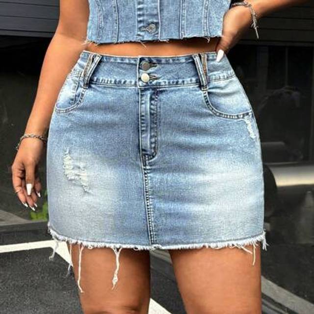 SHEIN Plus Size Women Pocketed Distressed Frayed Hem Casual Denim Mini Skirt
