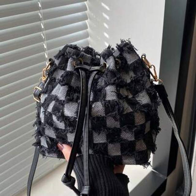 SHEIN Solid Color Diamond-Shape Fashionable Hair Edge Metal Drawstring Opening And Closing Design Shoulder Bucket Bag Is Suitable For Shopping.