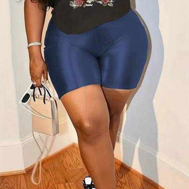 SHEIN Plus Size Women Solid Color Fashion Versatile Leather Skinny Shorts